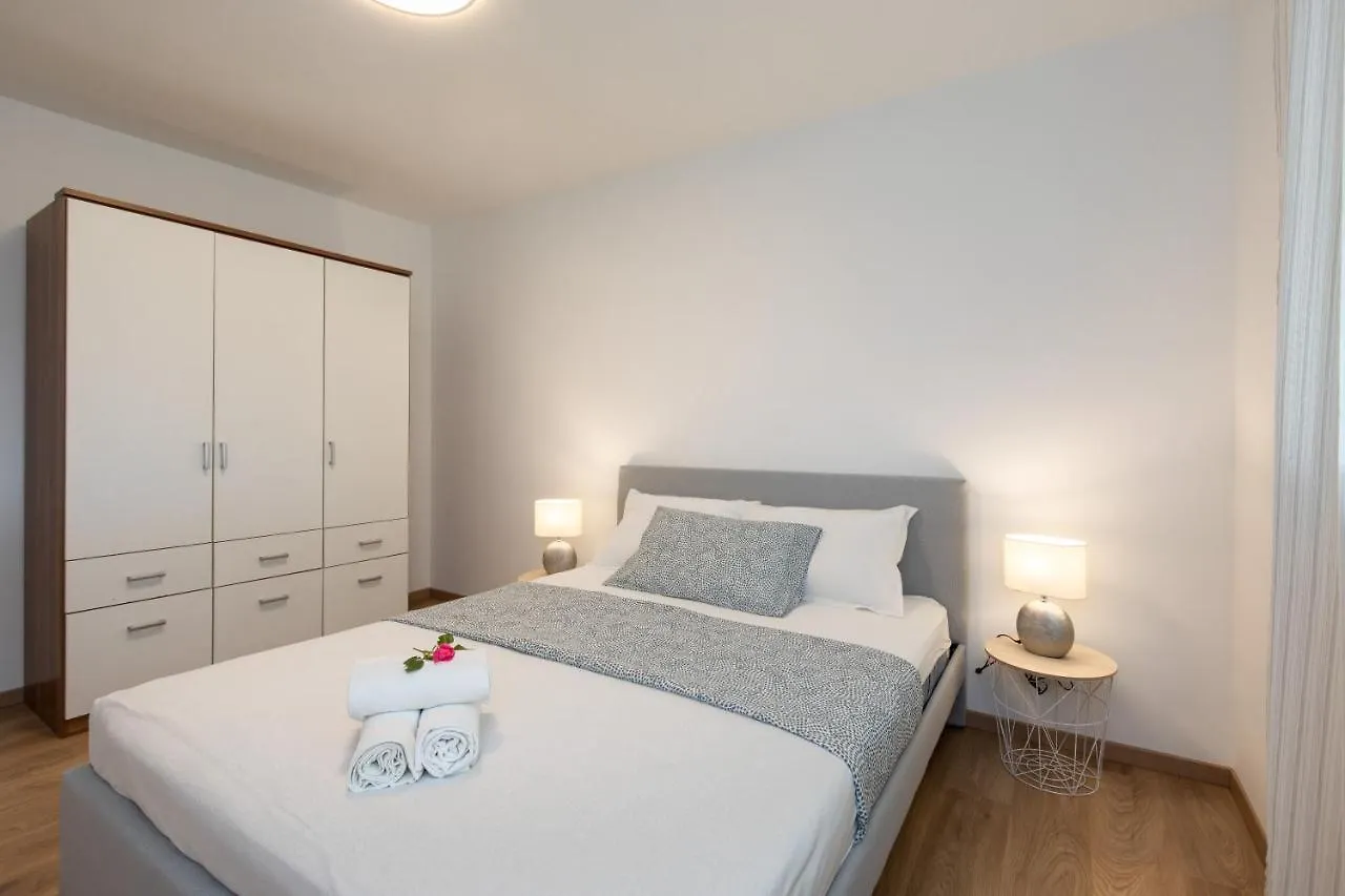 Apartment Apartmani Basic 1 Njivice Croatia