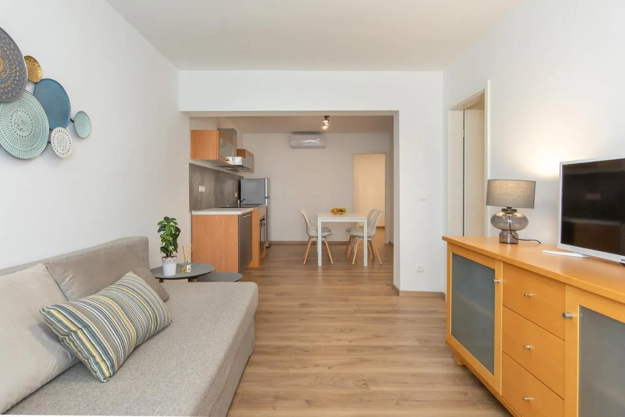 Apartmani Basic 1 Njivice 0*,