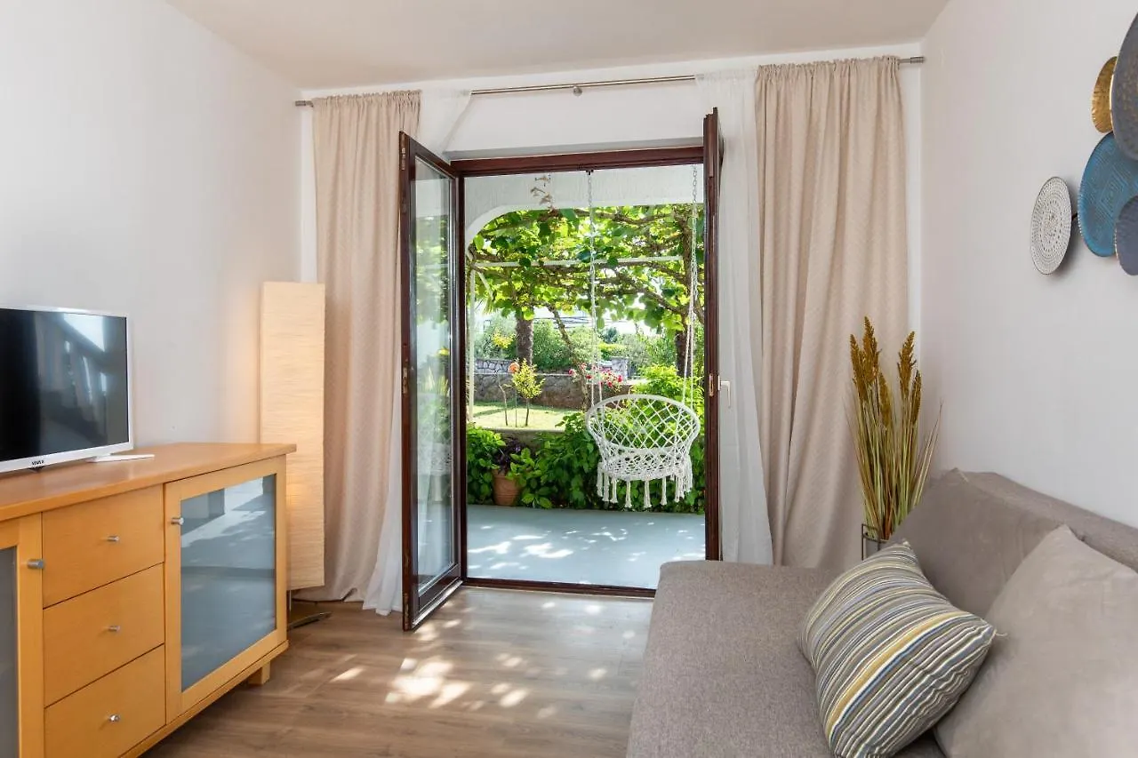 Apartmani Basic 1 Njivice Croatia