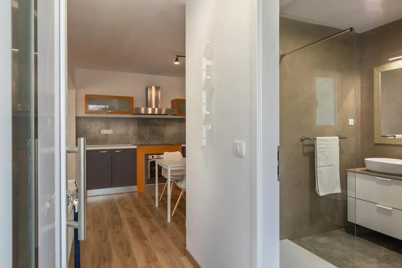Apartmani Basic 1 Njivice 0*,  Croatia