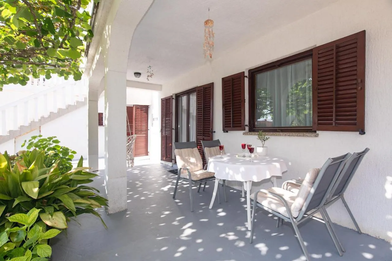 Apartment Apartmani Basic 1 Njivice Croatia